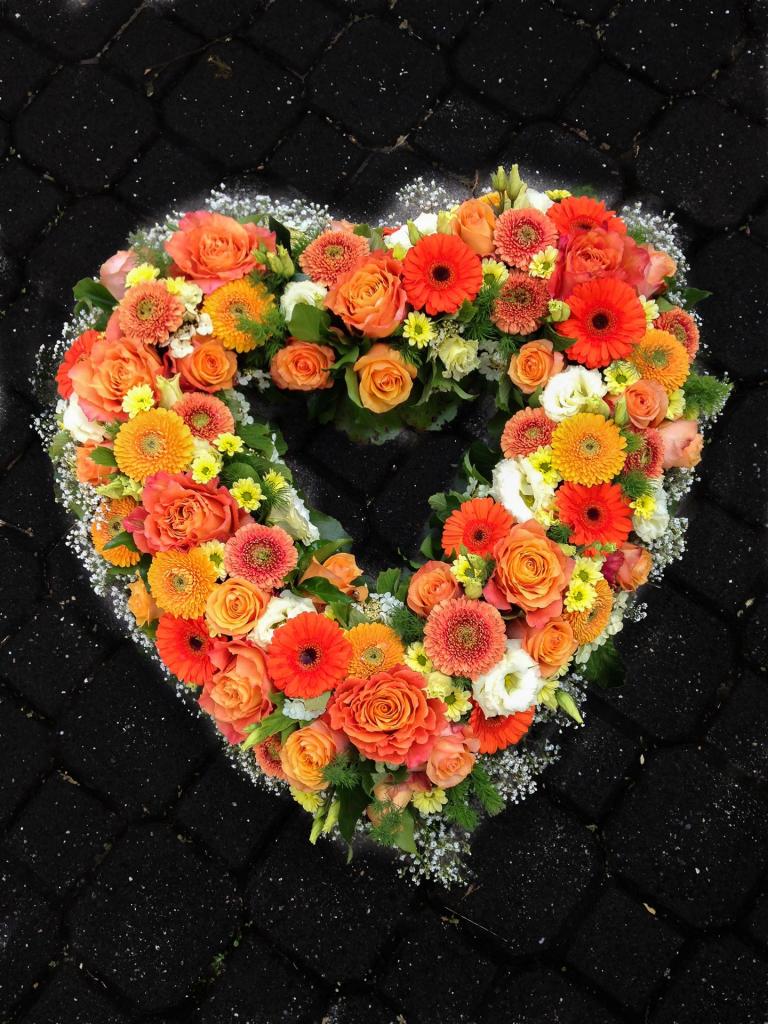 offenes Herz mit gemischten Blumen